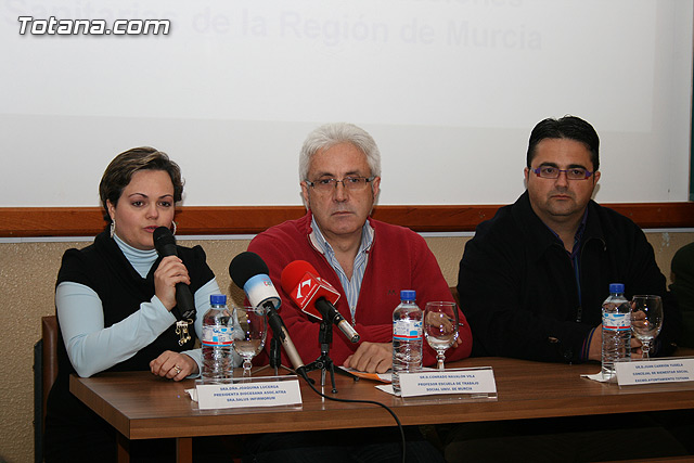 Ms de una treintena de alumnos participan en el curso “Cuidados y trato adecuado en las personas mayores”, que fue inaugurado ayer - 4