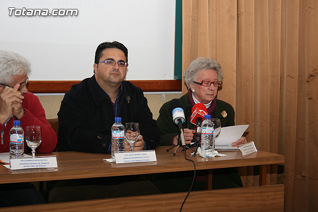 Ms de una treintena de alumnos participan en el curso “Cuidados y trato adecuado en las personas mayores”, que fue inaugurado ayer - 5