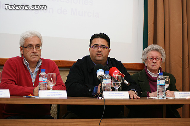 Ms de una treintena de alumnos participan en el curso “Cuidados y trato adecuado en las personas mayores”, que fue inaugurado ayer - 10
