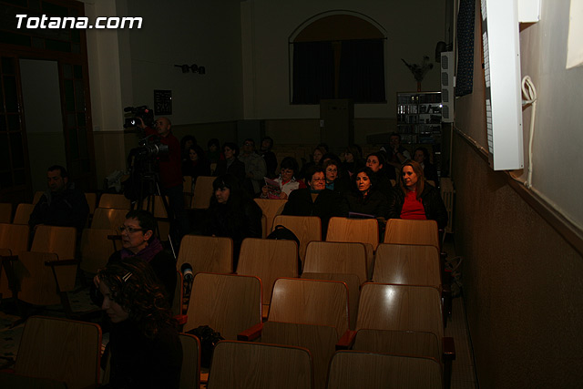 Ms de una treintena de alumnos participan en el curso “Cuidados y trato adecuado en las personas mayores”, que fue inaugurado ayer - 11