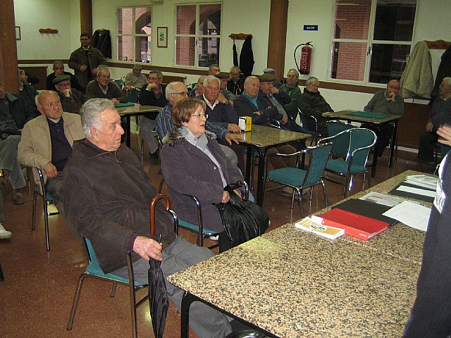 Organizan charlas informativas sobre la revalorización de las Pensiones 2010 en los Centros de Personas Mayores de Totana y El Paretón, Foto 1