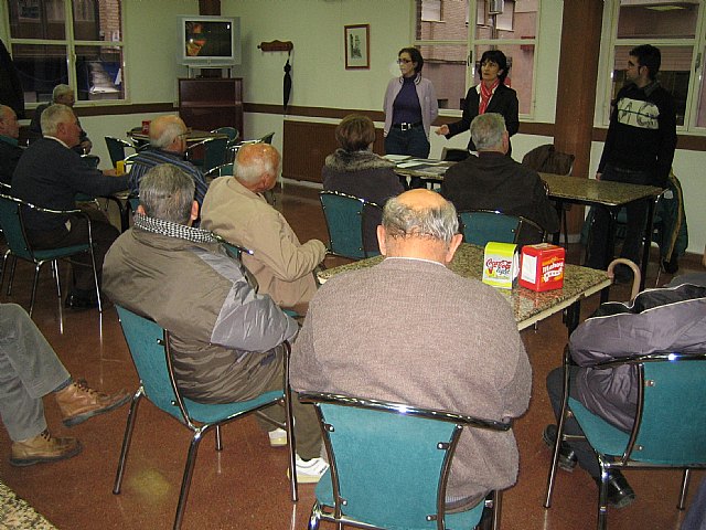 Organize briefings on the revaluation of the Pension 2010 in the Senior Centers of Totana and the Paretn, Foto 2