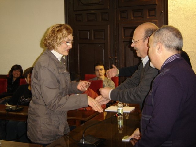 El alcalde hace entrega de los carné de Manipulador de Alimentos - 2, Foto 2