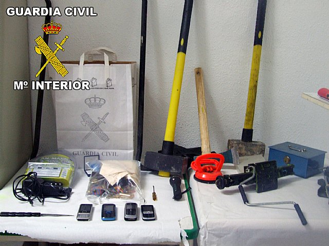 La Guardia Civil desmantela dos organizaciones especializadas en robos con violencia e intimidación con armas de fuego - 1, Foto 1