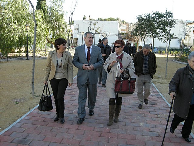 El delegado del Gobierno visita las obras de la nueva biblioteca y el jardín de Los Almendros en La Alberca - 1, Foto 1