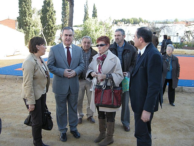 El delegado del Gobierno visita las obras de la nueva biblioteca y el jardín de Los Almendros en La Alberca - 2, Foto 2