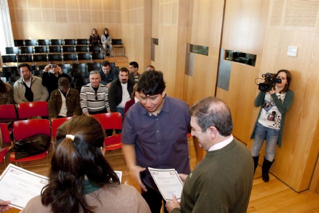 Los alumnos de los Talleres de Carpintería e Instalaciones de la ADLE reciben sus diplomas - 2, Foto 2