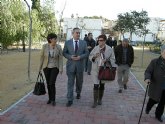 El delegado del Gobierno visita las obras de la nueva biblioteca y el jardn de Los Almendros en La Alberca