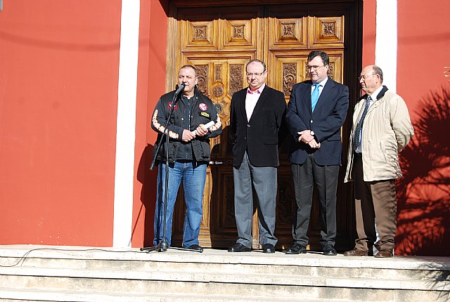 La Plataforma Motera para la Seguridad Vial entrega un premio al Consejero de Obras Pblicas en la puerta del Ayuntamiento, Foto 3