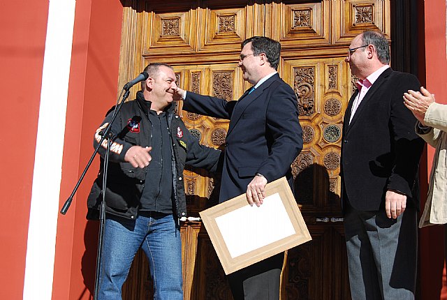 La Plataforma Motera para la Seguridad Vial entrega un premio al Consejero de Obras Públicas en la puerta del Ayuntamiento - 4, Foto 4