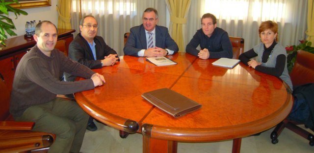 González Tovar se reúne con los responsables del proyecto de conservación del caballito de mar - 1, Foto 1