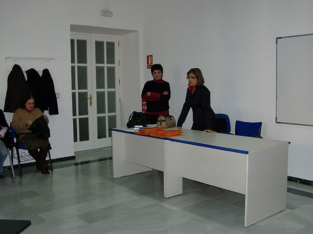 El Ayuntamiento est impartiendo el IX Curso de Formacin de Voluntarios 2010: “Cuidate, Cuidador”, Foto 1