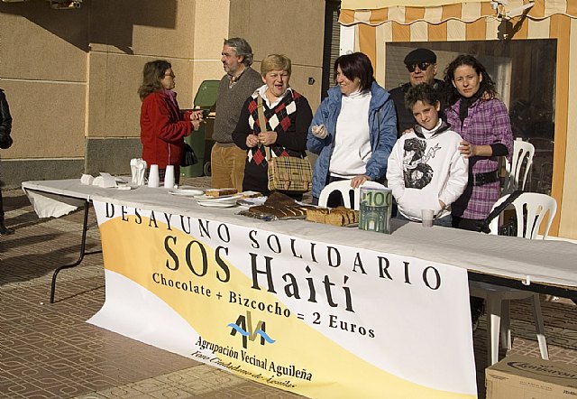 Más de doscientas personas acudieron ayer a la convocatoria de AVA, que donó ocho bizcochos al Centro Ocupacional Urci - 1, Foto 1