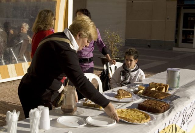 Ms de doscientas personas acudieron ayer a la convocatoria de AVA, que don ocho bizcochos al Centro Ocupacional Urci - 2