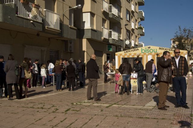 Ms de doscientas personas acudieron ayer a la convocatoria de AVA, que don ocho bizcochos al Centro Ocupacional Urci - 7
