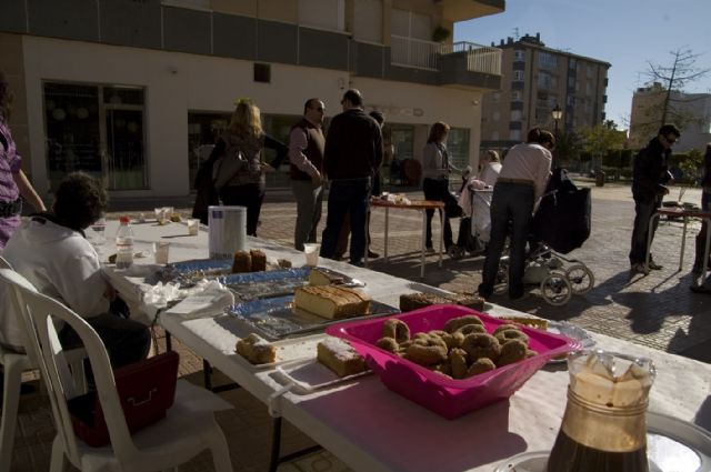 Ms de doscientas personas acudieron ayer a la convocatoria de AVA, que don ocho bizcochos al Centro Ocupacional Urci - 8