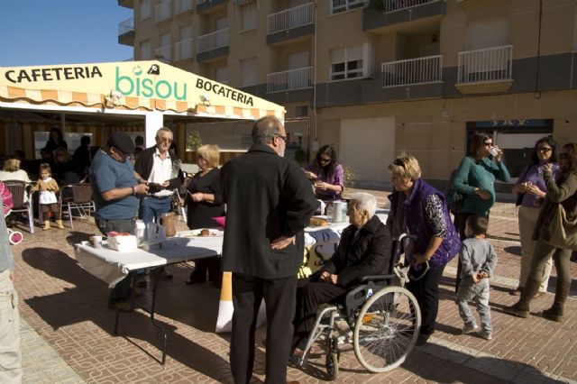 Ms de doscientas personas acudieron ayer a la convocatoria de AVA, que don ocho bizcochos al Centro Ocupacional Urci - 10