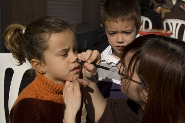 Ms de doscientas personas acudieron ayer a la convocatoria de AVA, que don ocho bizcochos al Centro Ocupacional Urci - 11