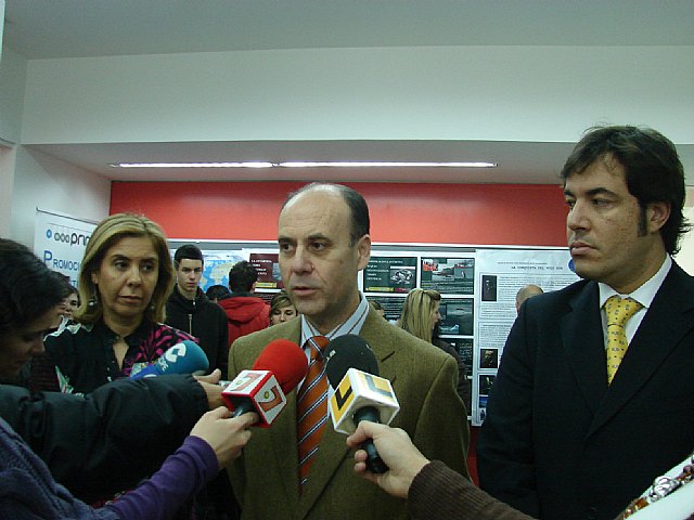 La Biblioteca Municipal Pilar Barnés acoge hasta el viernes la exposición de la UMU “De Darwin a las Bases Científicas” - 1, Foto 1