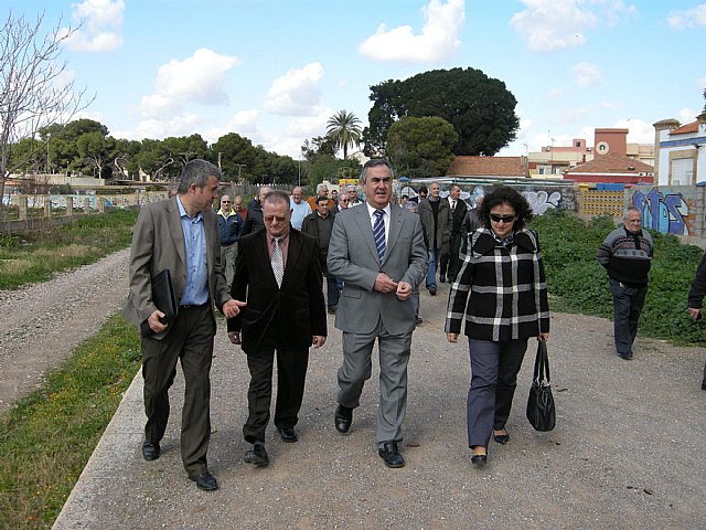 González Tovar apoya a los vecinos del Barrio Peral para la conversión del corredor ferroviario en un vial urbano y ecológico con financiación del Plan E - 1, Foto 1