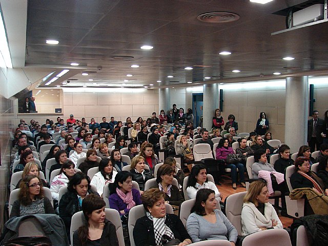 El Alcalde de Lorca entrega 150 diplomas a los alumnos de 14 cursos becados impartidos por la Concejalía de Empleo - 1, Foto 1