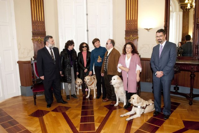 Las barreras mentales, uno los principales problemas de las personas con perros guía - 1, Foto 1