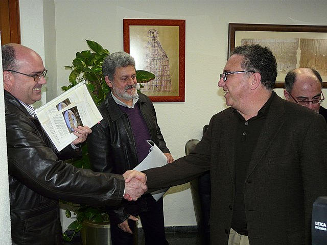 El Alcalde recibe a los dos profesores del I.E.S. Cañada de las Eras premiados con el segundo premio del Concurso Internacional de Relojes de Sol - 1, Foto 1