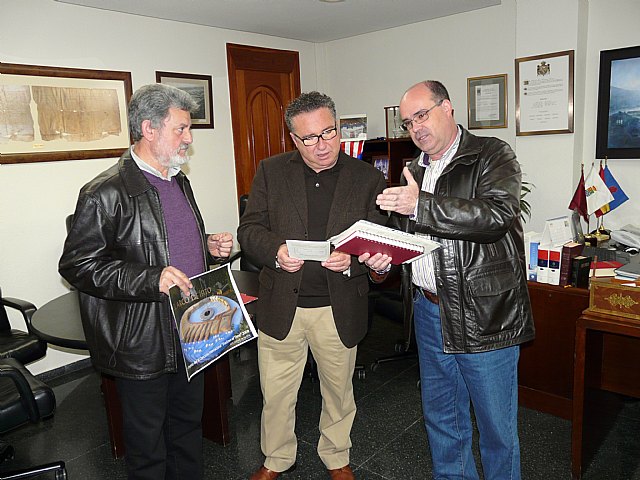 El Alcalde recibe a los dos profesores del I.E.S. Cañada de las Eras premiados con el segundo premio del Concurso Internacional de Relojes de Sol - 2, Foto 2