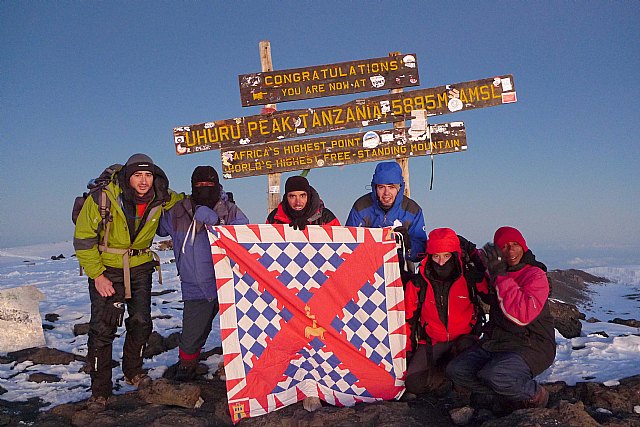 Caravaqueños coronan la cima del Kilimanjaro - 1, Foto 1