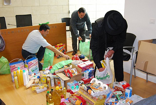 Cáritas ha recibido cerca de 200 kilos de comida y 70 litros de leche, aceite y productos de higiene, Foto 1