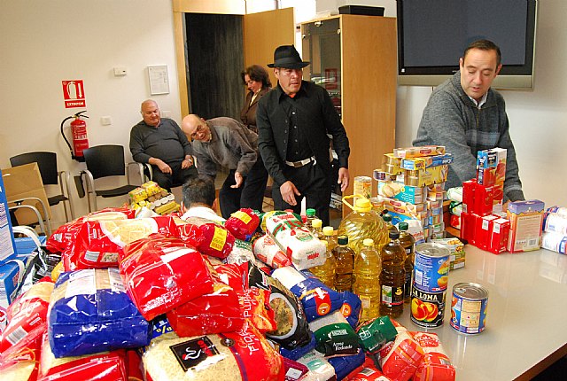Cáritas ha recibido cerca de 200 kilos de comida y 70 litros de leche, aceite y productos de higiene, Foto 2