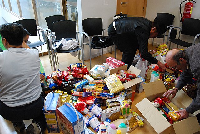 Cáritas ha recibido cerca de 200 kilos de comida y 70 litros de leche, aceite y productos de higiene, Foto 3