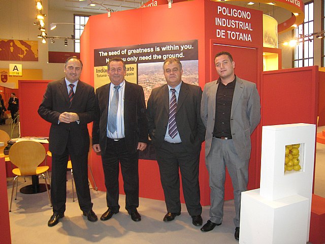 El presidente de la Comunidad Autónoma, Ramón Luís Valcárcel, y los consejeros de Empresa, Economía y Agricultura visitan el expositor totanero en la Feria Internacional “Fruit Logística”, Foto 2