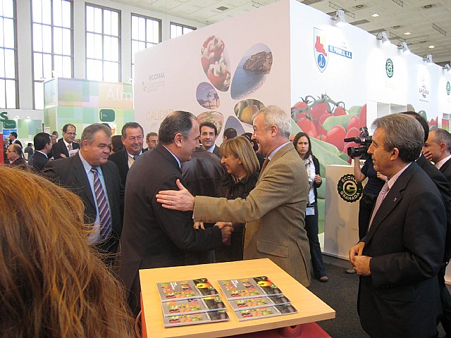 El presidente de la Comunidad Autónoma, Ramón Luís Valcárcel, y los consejeros de Empresa, Economía y Agricultura visitan el expositor totanero en la Feria Internacional “Fruit Logística”, Foto 3