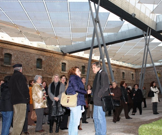 El autor de la recuperación del CIM muestra el edificio a los alumnos de la Universidad de Mayores - 1, Foto 1