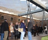 El autor de la recuperacin del CIM muestra el edificio a los alumnos de la Universidad de Mayores