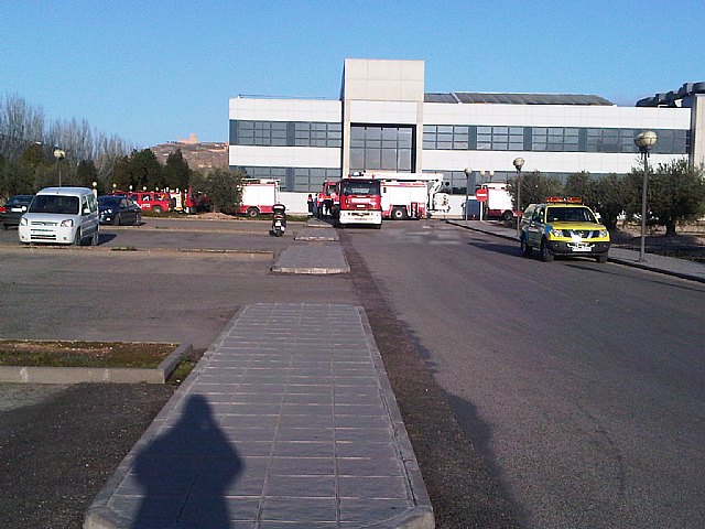 Los bomberos trabajan en el control de una fuga de gas corrosivo en una fábrica de Jumilla - 3, Foto 3