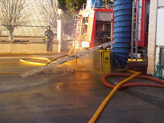 Los bomberos trabajan en el control de una fuga de gas corrosivo en una fábrica de Jumilla - 4, Foto 4