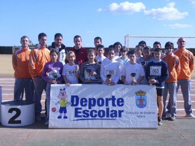 Más de 120 escolares de los diferentes centros de enseñanza de la localidad participaron en la jornada de atletismo de Deporte Escolar, Foto 1
