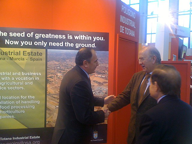 El presidente de Cajamurcia, Carlos Egea Krauel, vistió  el expositor de Totana en la Feria Internacional “Fruit Logistica”, celebrada en Berlín, Foto 1