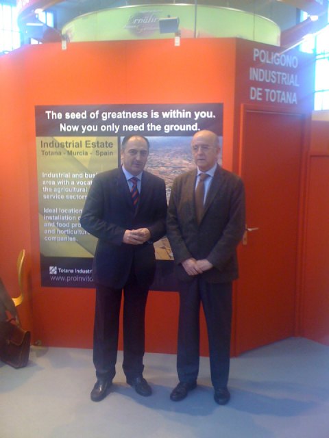 El presidente de Cajamurcia, Carlos Egea Krauel, vistió  el expositor de Totana en la Feria Internacional “Fruit Logistica”, celebrada en Berlín, Foto 2