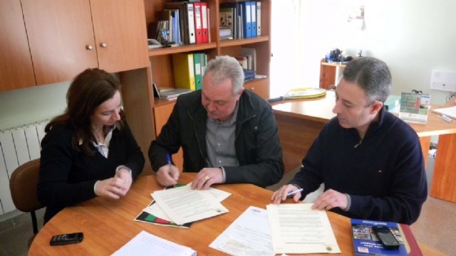 El alcalde (centro), la concejal y el presidente de Betania firman el convenio., Foto 1