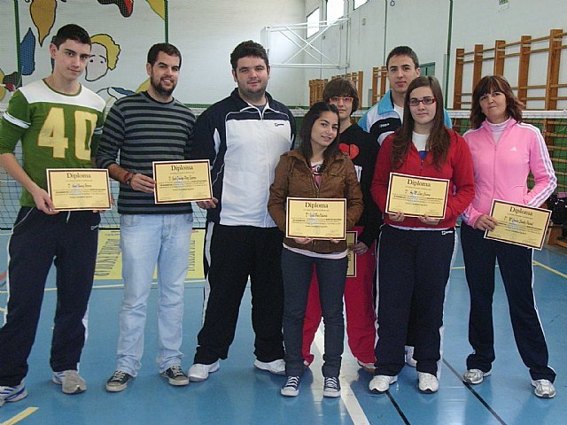 Arrancan las Jornadas de Deporte con Implemento con el curso de iniciación de bádminton que se celebró con la participación de una decena de personas, Foto 1
