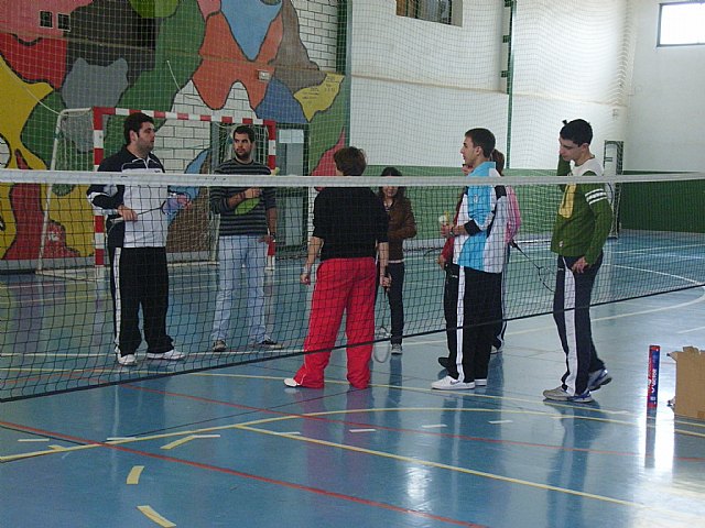 Arrancan las Jornadas de Deporte con Implemento con el curso de iniciación de bádminton que se celebró con la participación de una decena de personas, Foto 2