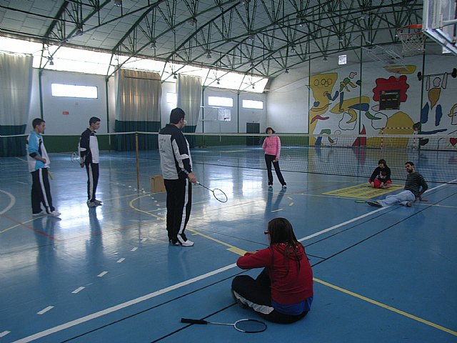 Arrancan las Jornadas de Deporte con Implemento con el curso de iniciación de bádminton que se celebró con la participación de una decena de personas, Foto 3