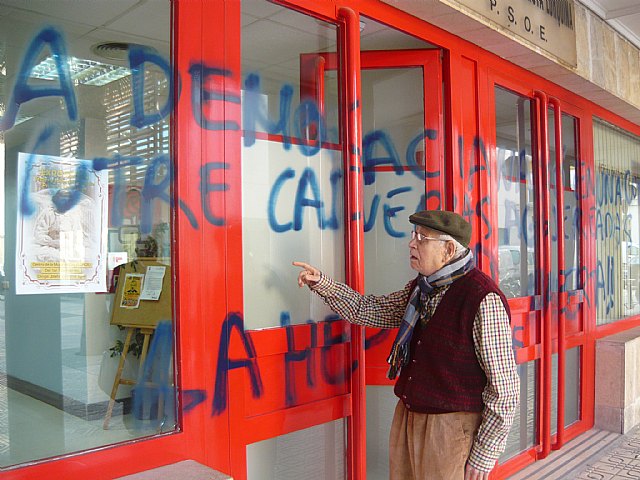 Agraden la sede del PSOE local con pintadas - 1, Foto 1