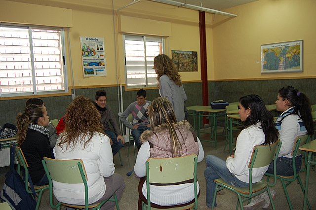 Los alumnos del CES Vega Media se informan de los problemas juveniles - 1, Foto 1