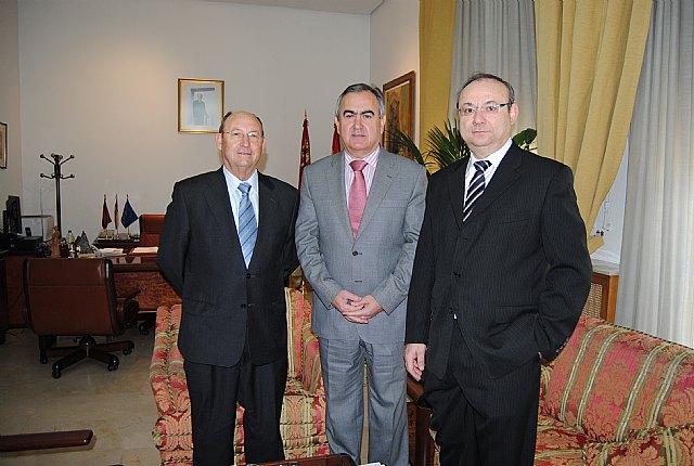 El alcalde del Ayuntamiento de Alhama mantiene su primera reunin como tal con el delegado del Gobierno, Foto 1