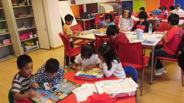 Voluntarios britnicos apoyan el aprendizaje del ingls en Totana - 1