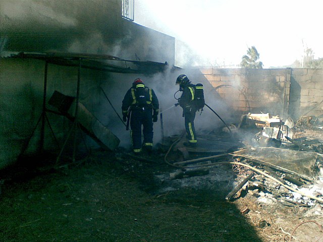 Efectivos de Bomberos Alhama-Totana, con presencia de Protección Civil, Guardia Civil y Policía Local, sofocan en menos de una hora un incendio, Foto 2